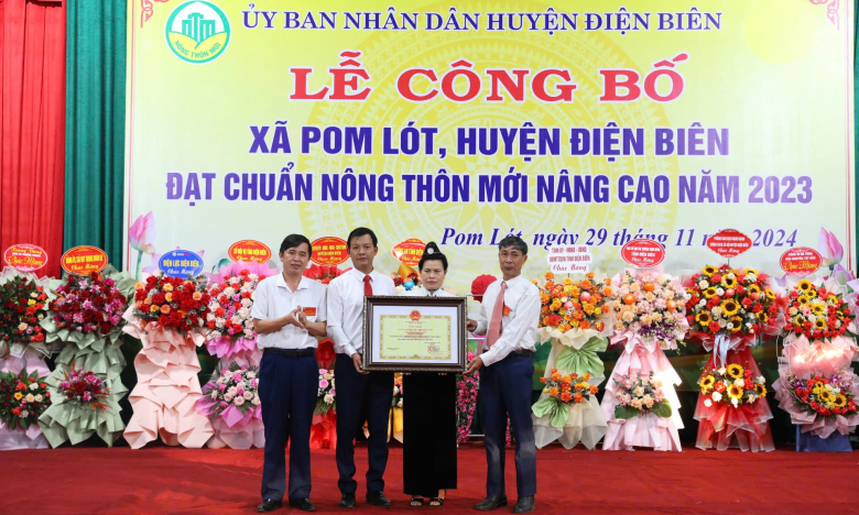 Pom Lót đón Bằng công nhận xã đạt chuẩn nông thôn mới nâng cao