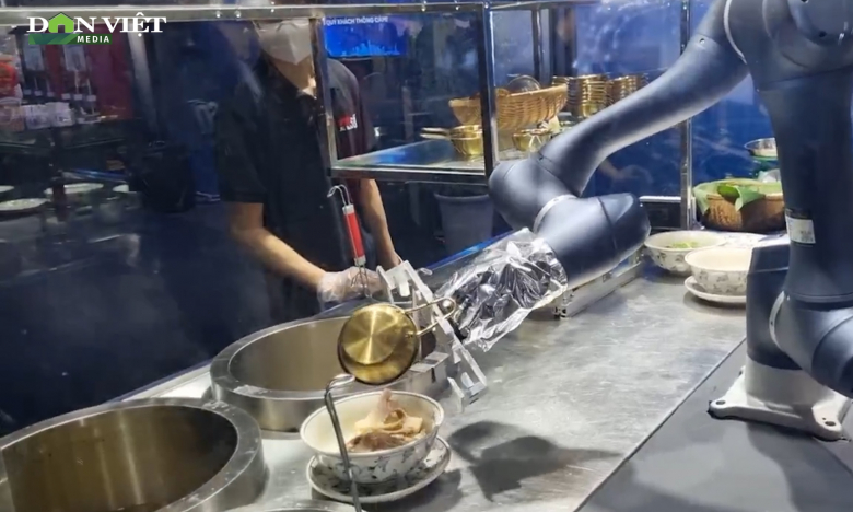 Clip: Thực khách thích thú trải nghiệm ăn phở do robot chế biến và phục vụ tại 'Phở Số Hà Thành'