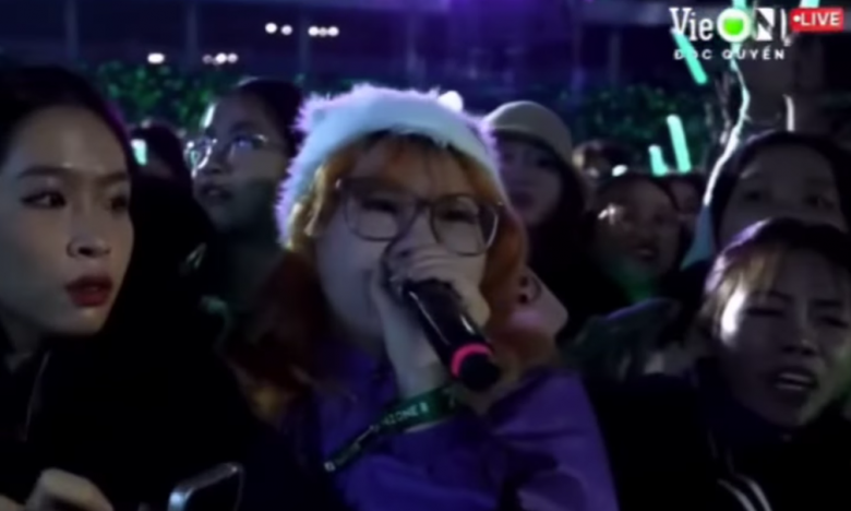 Concert 'Anh trai say hi': Nữ khán giả cầm mic xin dừng chương trình để cứu người bị ngất