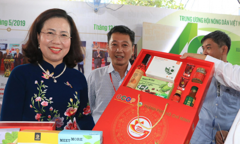 Phó Chủ tịch T.Ư HND Việt Nam Bùi Thị Thơm kỳ vọng sự phát triển mạnh mẽ của Báo Nông thôn Ngày nay/Dân Việt