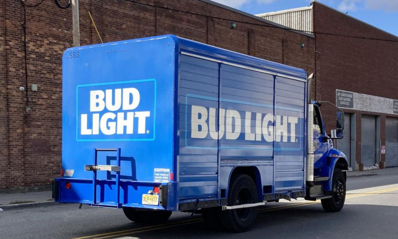 Khủng hoảng của Bud Light chưa buông tha 'Vua bia'