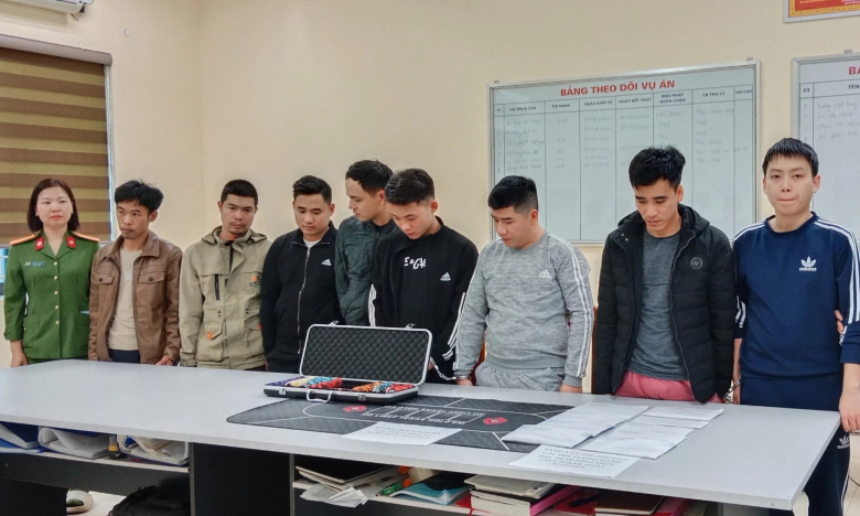 Bắt giữ nhóm đánh bạc dưới hình thức chơi bài poker và dùng phỉnh (chíp) nhựa quy đổi tiền