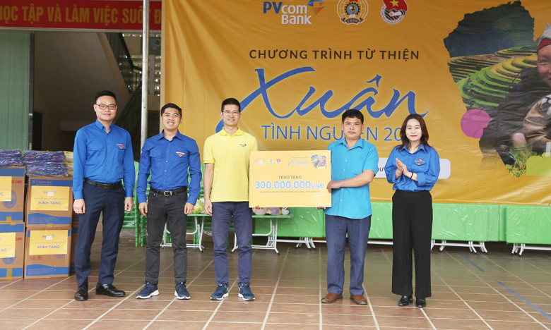PVcomBank mang yêu thương đến các hoàn cảnh khó khăn tại tỉnh Lào Cai