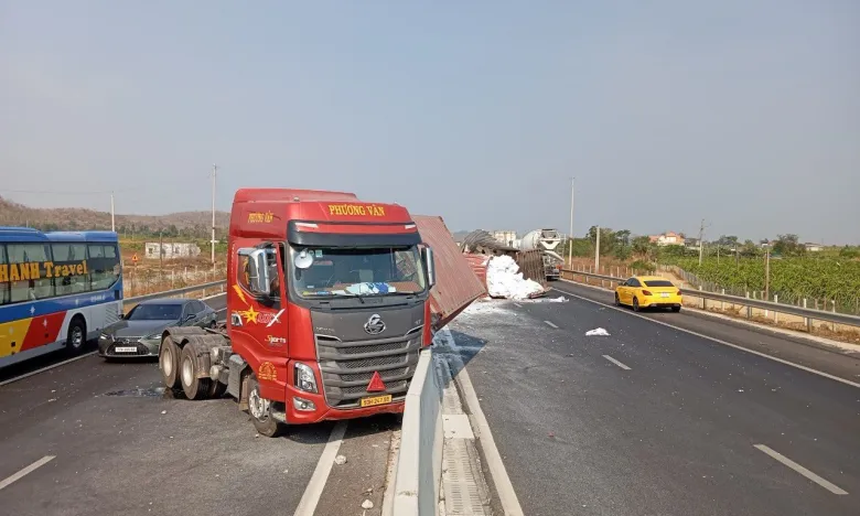 Kinh hãi khi 2 thùng container trên xe đầu kéo đang chạy thì văng xuống cao tốc Phan Thiết – Dầu Giây