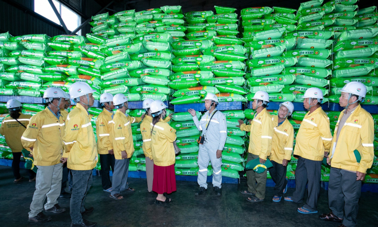 DCM đồng hành cùng nông dân trong chuỗi chương trình 'Tham quan nhà máy - Gặt hái mùa vàng' 