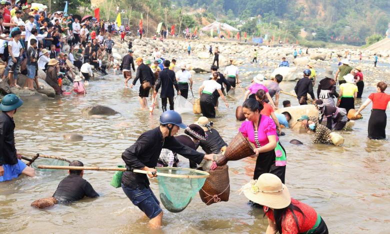 Độc đáo màn quăng chài bắt cá, đơm cúc áo cóm, múa hát cùng trống chiêng tại lễ hội Then Kin Pang