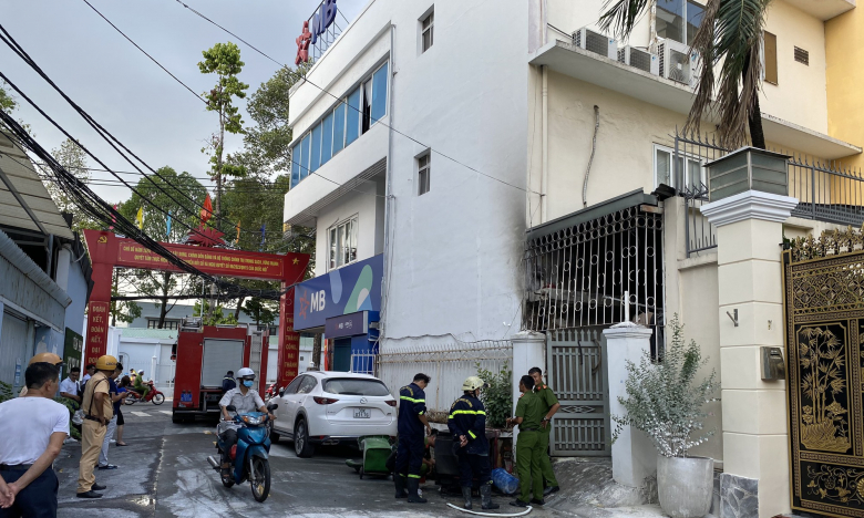 Cháy chi nhánh ngân hàng MB ở TP.HCM, nhân viên chạy tán loạn