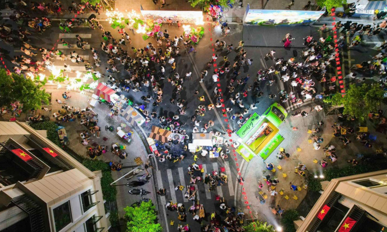 Ngập tràn sắc hè miền nhiệt đới tại Hello Summer Vincom Shophouse Royal Park