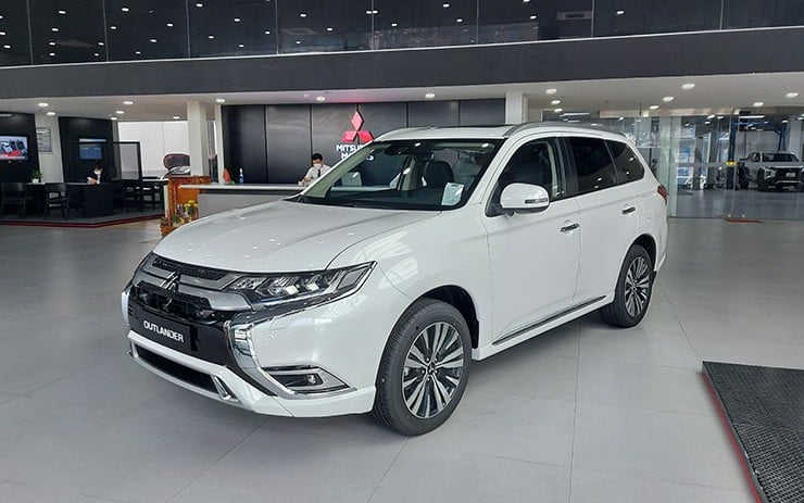 Giá xe Mitsubishi Outlander lăn bánh tháng 5/2024: Giảm không 'phanh' khi Mazda CX-5, Honda CR-V giảm 'sốc'