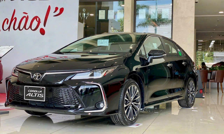 Giá xe Toyota Corolla Altis lăn bánh tháng 6/2024: Giảm không 'phanh' đấu Mazda 3, KIA K3