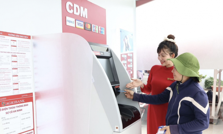  Agribank Chi nhánh huyện Cam Lâm trang bị máy CDM phục vụ người dân