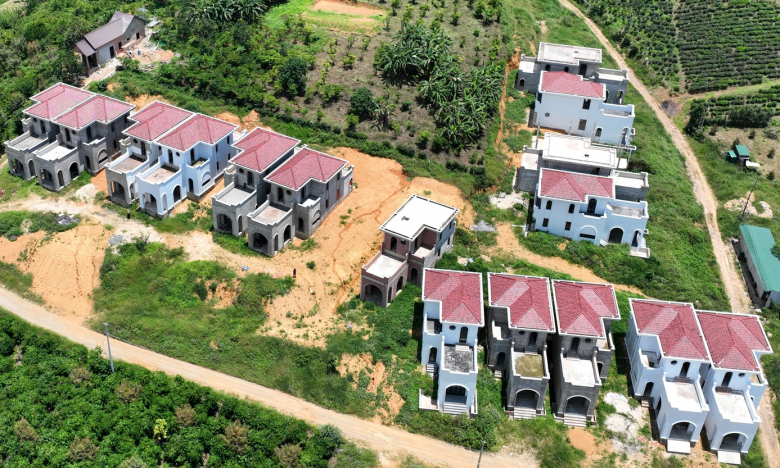 Cận cảnh 17 căn nhà liền kề tại Lâm Đồng xây dựng sai quy hoạch, phát hiện từ năm 2022 vẫn chưa xử lý xong