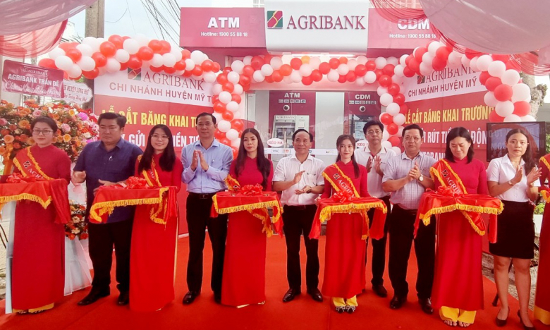 Agribank CN tỉnh Sóc Trăng khai trương máy gửi rút tiền tự động AutoBank CDM thứ 6 tại huyện Mỹ Tú