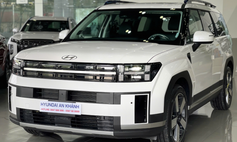 Hyundai Santa Fe hoàn toàn mới chính thức ra mắt thị trường Việt, đại lý tiết lộ có thể 'cháy hàng'
