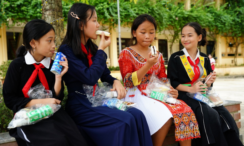 Vinamilk cùng trẻ em vùng khó khăn, sau bão lũ vui đón Trung thu