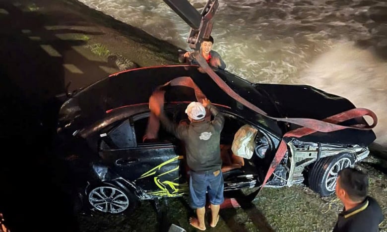Vụ xe Mercedes chở 5 người lao xuống biển ở Nha Trang: Chuyển hồ sơ để điều tra