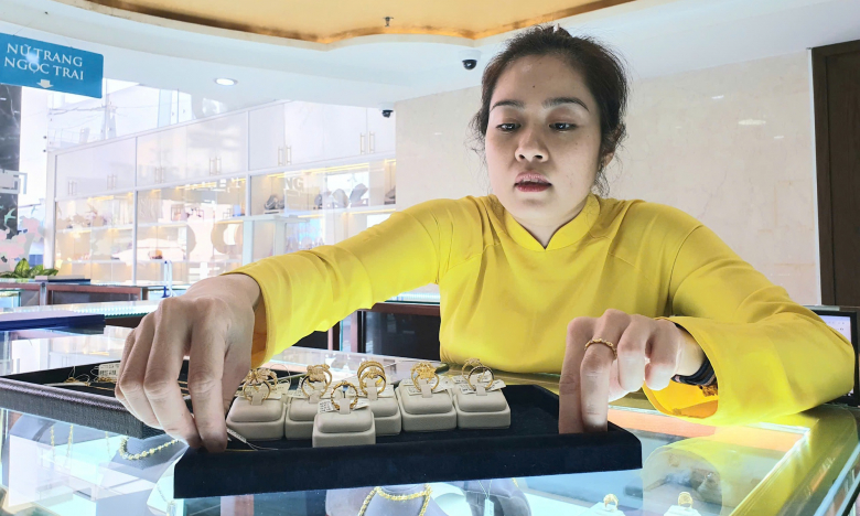 Giá vàng tăng mạnh ngày Valentine, SJC, PNJ tung hàng 'độc' cho các cặp đôi 