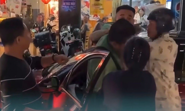 Clip: Người đàn ông đi ô tô đánh tới tấp tài xế grab tại Bình Định dù được nhường đường