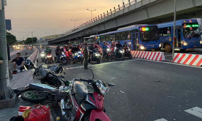 Ô tô Mercedes lao vào dòng xe máy chờ đèn đỏ, nhiều người bị thương