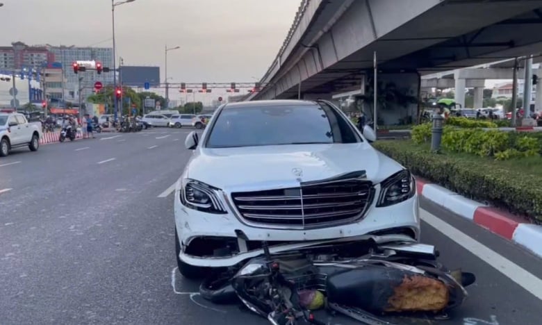 Vụ xe Mercedes tông vào 10 xe máy ở Thủ Đức: Một nữ sinh viên tử vong