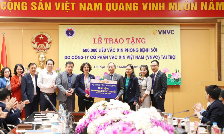Bộ Y tế tiếp nhận 500.000 liều vaccine phòng bệnh sởi được VNVC trao tặng
