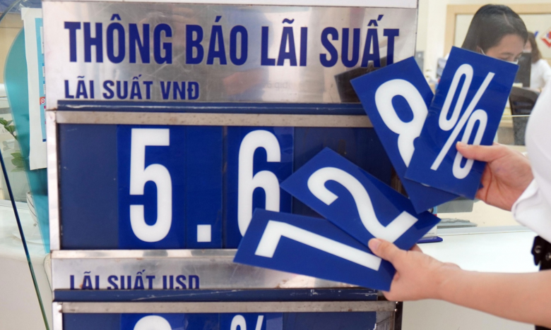 Ngân hàng “cân não” trước áp lực kép, NHNN tung 62.000 tỷ đồng hỗ trợ