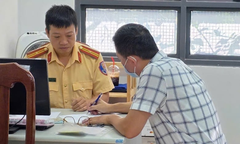 Phạt 5 triệu đồng và tịch thu thiết bị vụ tài xế lái ô tô Mercedes bật đèn giống đèn ưu tiên