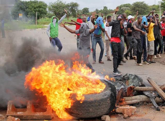 Zimbabwe tăng gấp đôi giá xăng chỉ trong một đêm