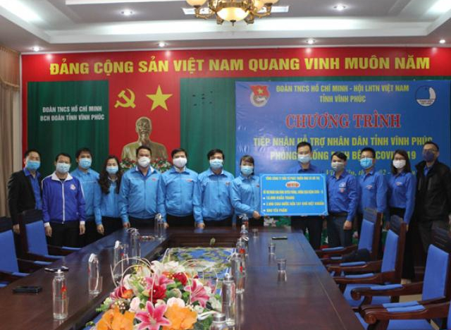 Tổng công ty HUD trao tặng 10.000 khẩu trang y tế và 2.800 chai dung dịch rửa tay khô diệt khuẩn cho tỉnh Vĩnh Phúc