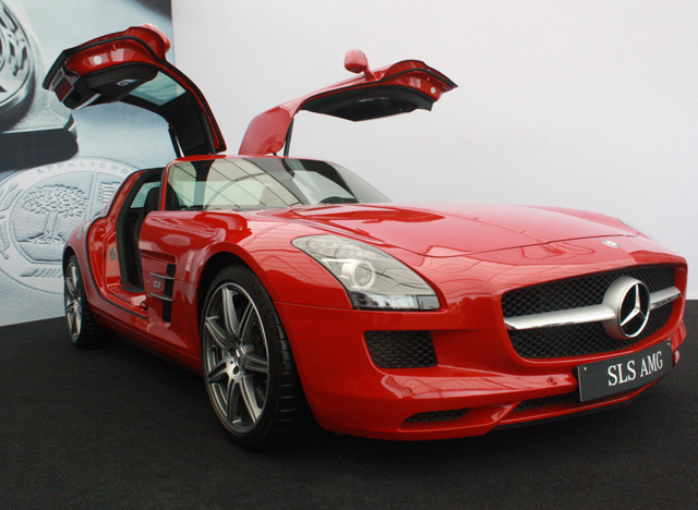 Cận cảnh siêu xe "cửa cánh chim" Mercedes SLS AMG