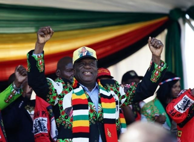 Khoảnh khắc Tổng thống Zimbabwe suýt mất mạng vì bom