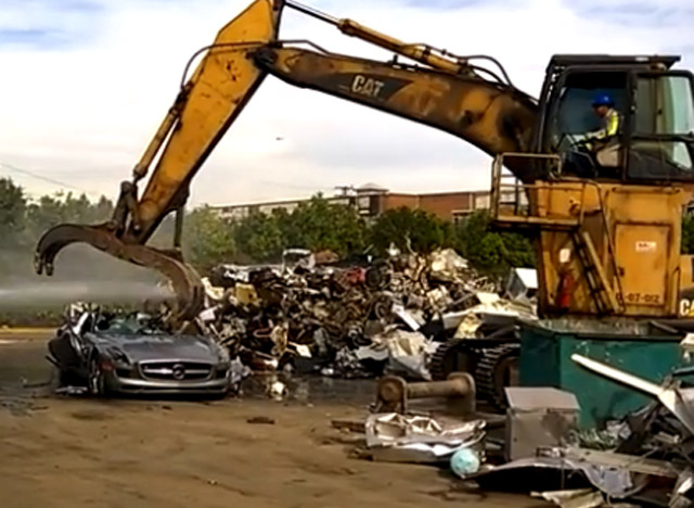 Video: Xót của nhìn siêu xe SLS AMG bị nghiền nát