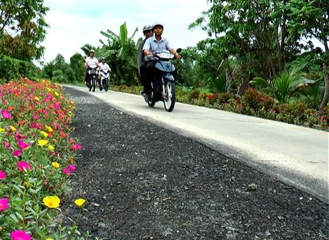 Phấn đấu phủ kín lộ ô-tô về trung tâm xã