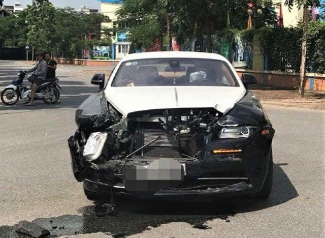 Ai điều khiển siêu xe Rolls-Royce gặp tai nạn với xe Honda CRV?