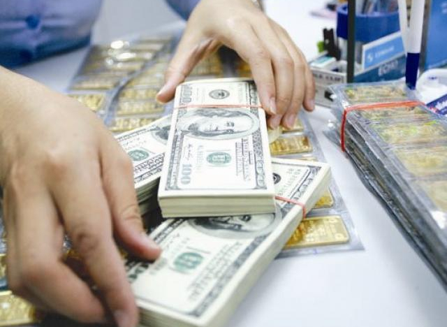 Chênh lệch giá mua-bán USD nới rộng, vàng phục hồi