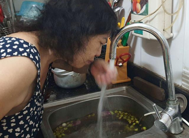 Nước sạch ở HN có mùi lạ: Viwasupco phải bồi thường cho người dân?