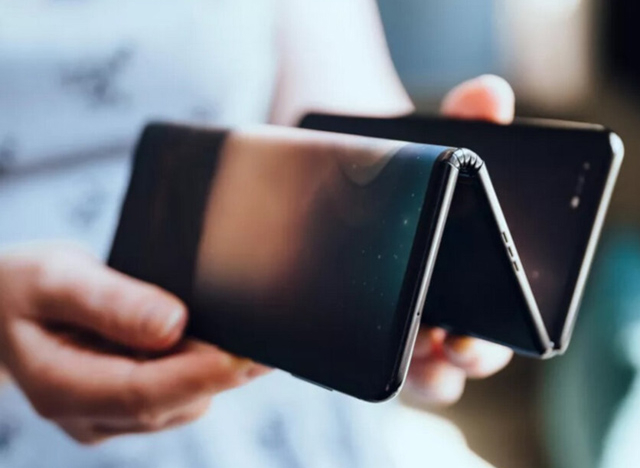 TCL cũng có smartphone màn hình gập lại khá 'vi diệu'